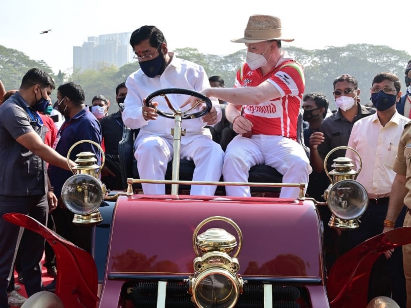 Guardian Minister Eknath Shinde experienced the journey of 'Vintage Car' in Thane | पालकमंत्री एकनाथ शिंदे यांनी ठाण्यात अनुभवली ‘विंटेज कार’ची सफर