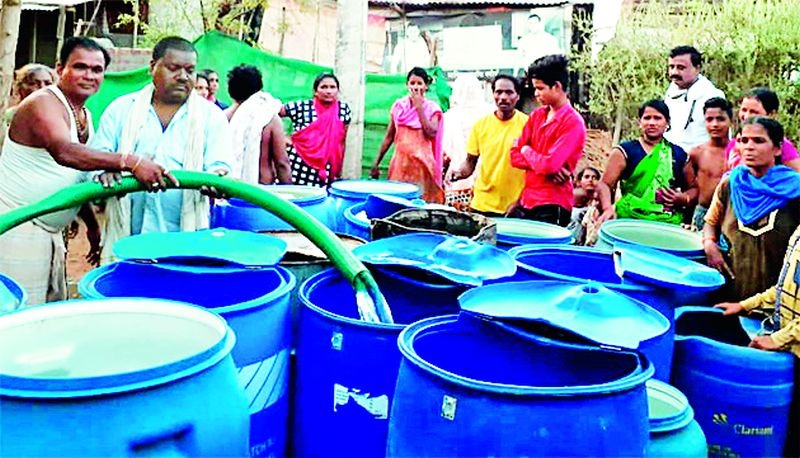 Water supply through tanker relief to the residents | टँकरद्वारे पाणी पुरवठा नागरिकांना दिलासा
