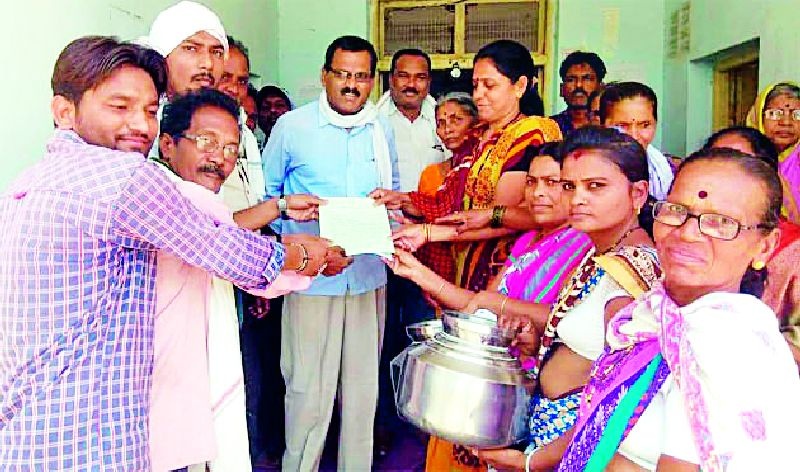 Adarshnagar residents lost their lives and joined the Gram Panchayat office | आदर्शनगरवासींची घागरीसह ग्रामपंचायत कार्यालयावर धडक