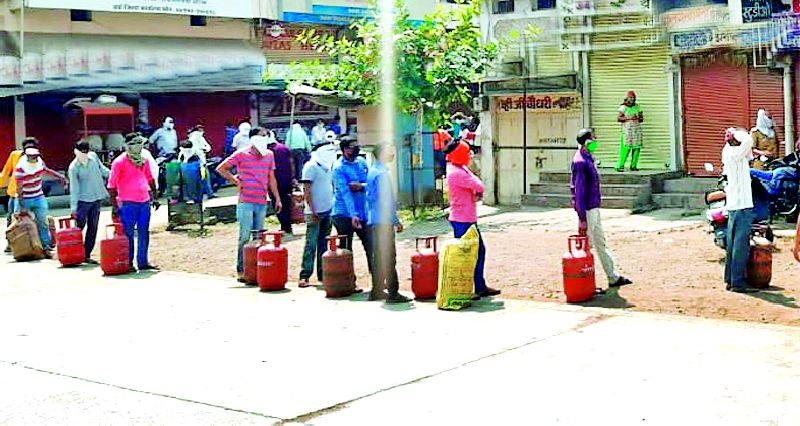 Consumers flock to Inden for a gas cylinder | गॅस सिलिंडरकरिता इण्डेनसमोर ग्राहकांची झुंबड