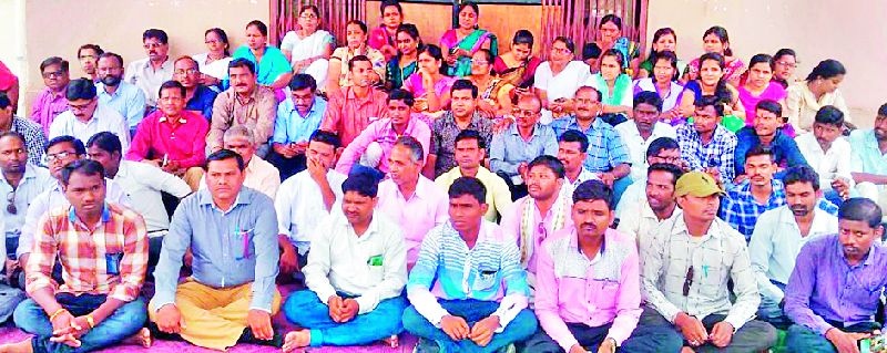 Ghatanji Panchayat Samiti employees' labor | घाटंजी पंचायत समिती कर्मचाऱ्यांचे कामबंद