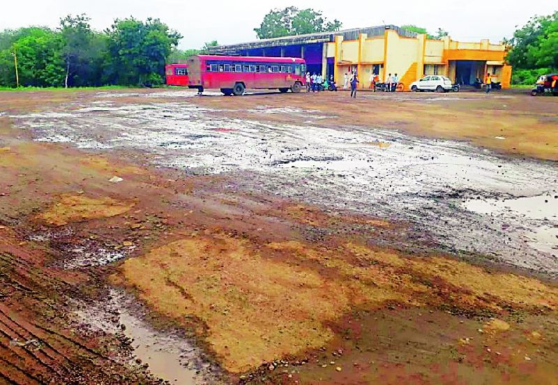 ST bus station area in Digras became the home of problems | दिग्रस येथील एसटी बसस्थानक परिसर बनला समस्यांचे माहेरघर