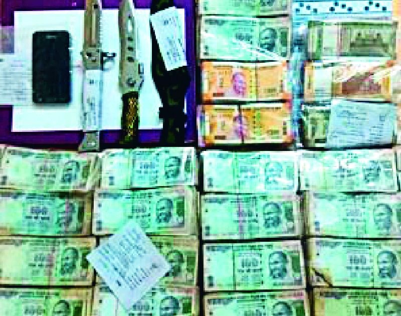 Three arrested for robbing three and a half lakhs of rupees from the lottery shop | लॉटरी दुकानातून साडेतीन लाख रुपये चोरणाऱ्या चौघांना अटक
