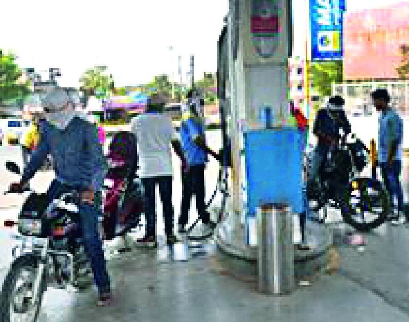 Sales of petrol and diesel dropped by 20 percent | पेट्रोल, डिझेलची विक्री २० टक्क्यांनी घटली