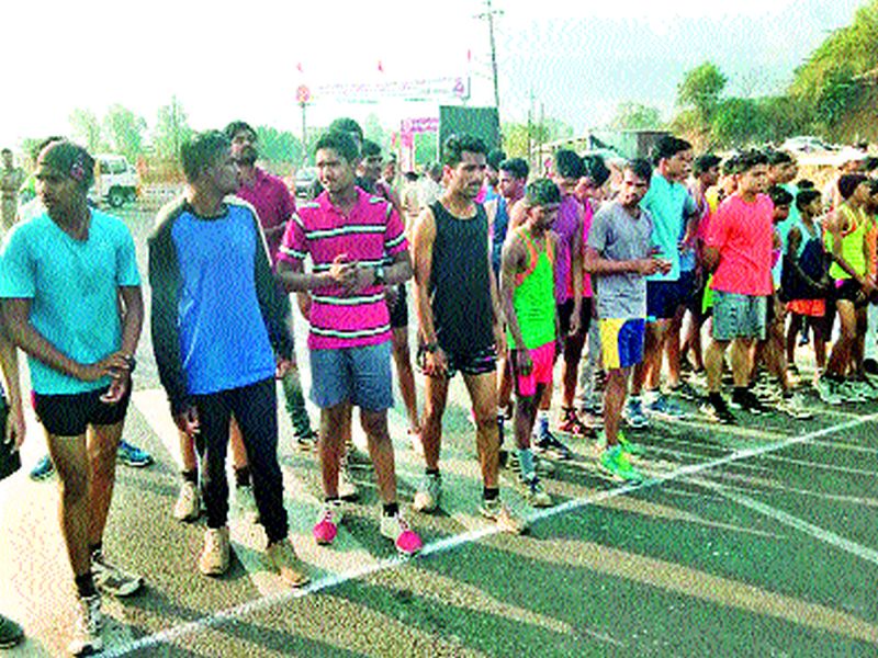 Trimbakeshwar marathon dance runners dominated! | त्र्यंबकेश्वर मॅरेथॉनवर नाचलोंढीच्या धावपटूंचे वर्चस्व!