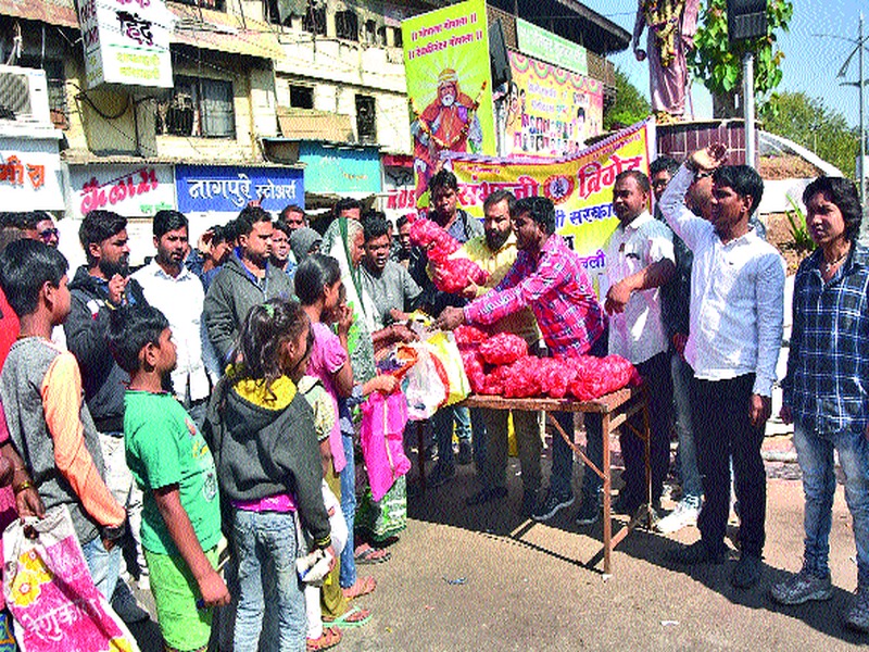  The movement by distributing onions by Sambhaji Brigade | संभाजी ब्रिगेडतर्फे कांदे वाटप करून आंदोलन