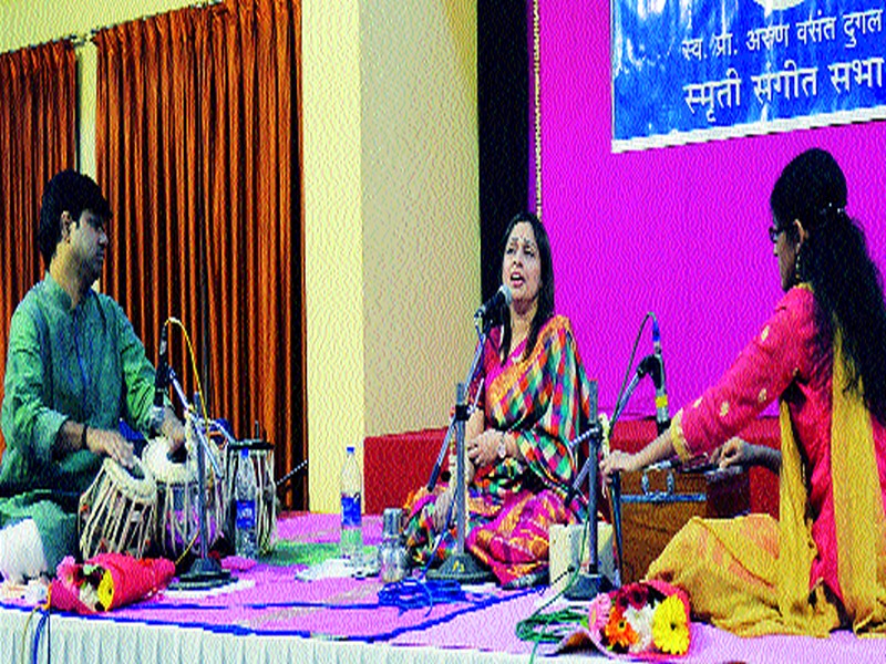  Sumedha Desai's famous singing charm | सुमेधा देसाई यांच्या गायनाने रसिक मंत्रमुग्ध