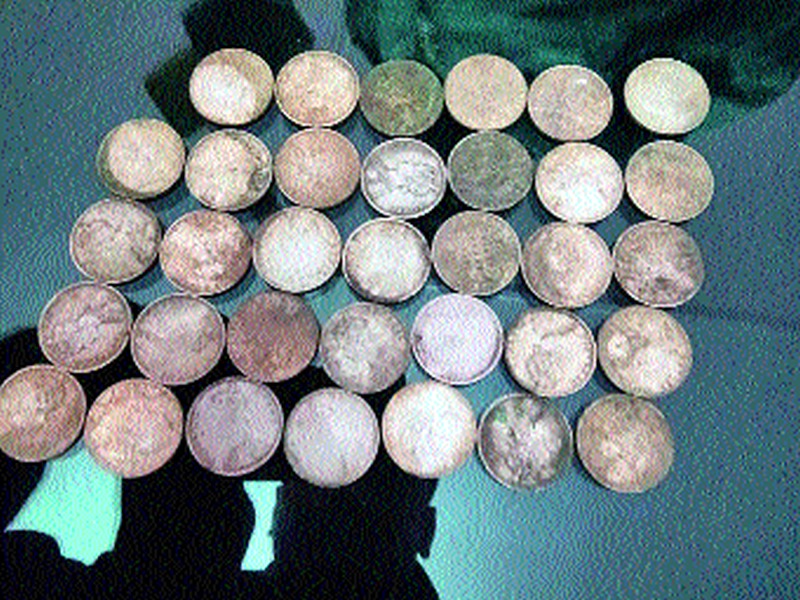  Silver coins found in the eighteenth century | अठराव्या शतकातील चांदीची नाणी सापडली