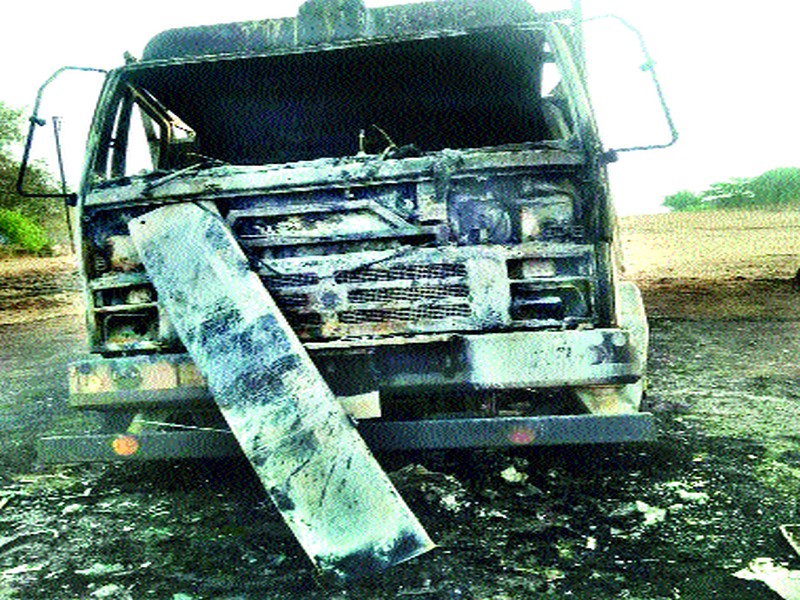Sudden fire of truck in the machete of Shinde village | शिंदे गाव येथील भांगरे मळ्यात ट्रकला अचानक आग