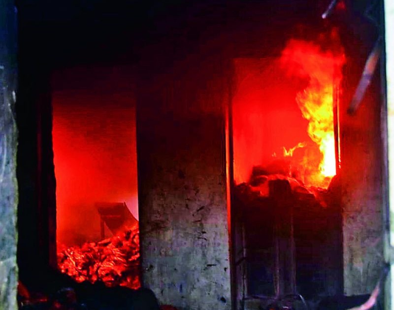 Massive fire at MIDC chemical factory, loss of crores | एमआयडीसीत केमिकल फॅक्टरीला भीषण आग, कोट्यवधीची हानी