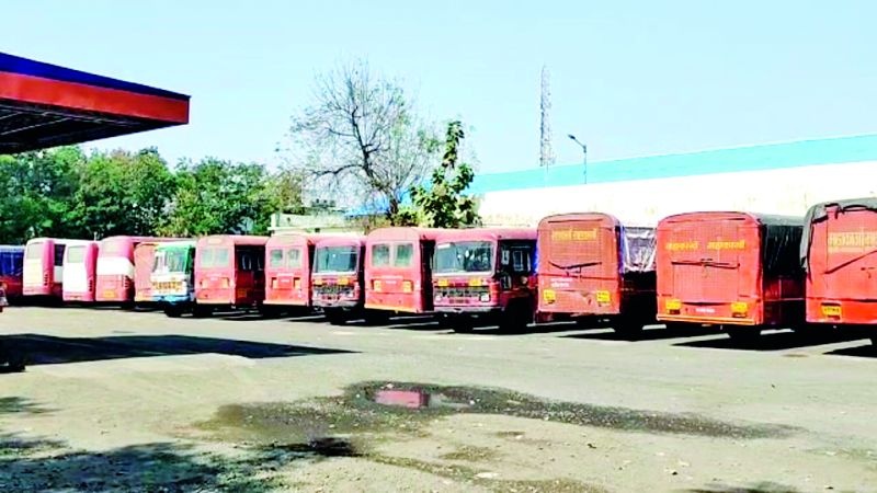 On the 32nd day, due to work stoppage, the buses of Rapam were in the depot | काम बंदमुळे ३२ व्या दिवशी रापमच्या बसेस आगारांमध्येच