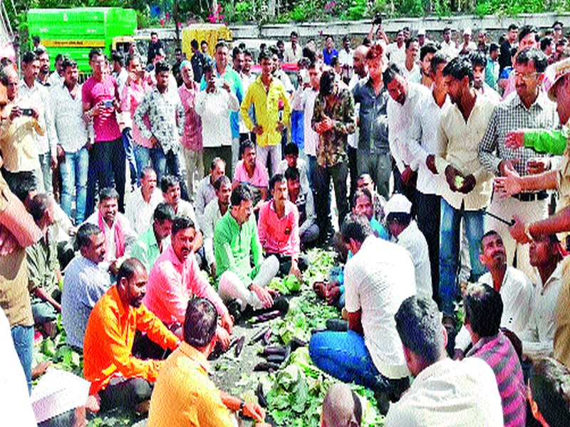  Vegetables on angry streets thrown by angry farmers | संतप्त शेतकऱ्यांनी फेकला रस्त्यावर भाजीपाला