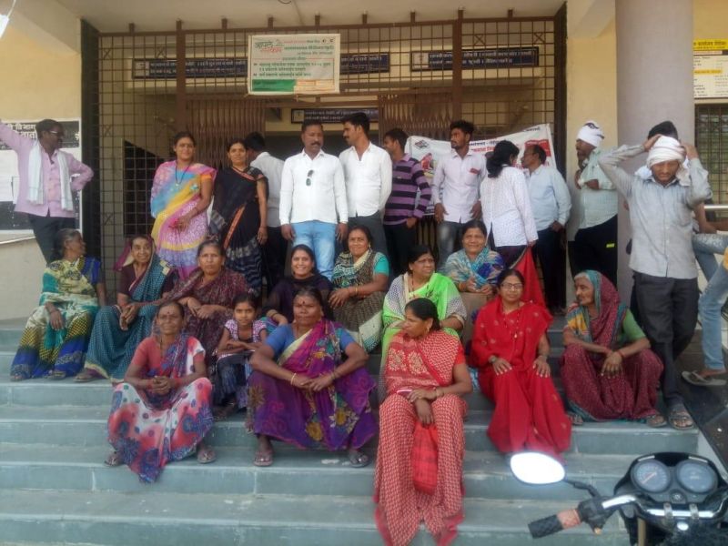 Women agitation for water in Amravati district | अमरावती जिल्ह्यातील मुख्यमंत्री दत्तक गावात महिलांचा पाण्यासाठी ठिय्या