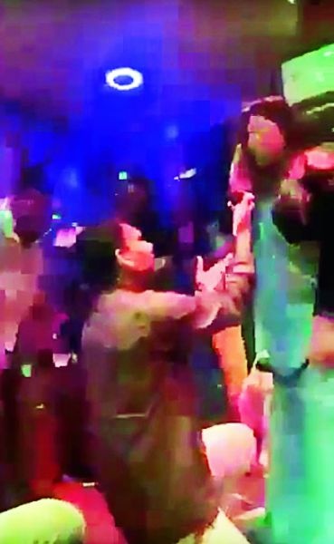 Video of a Gondia MLA dancing with Bar girl goes viral | बारबालेसोबत नाचणाऱ्या गोंदियाच्या भाजप आमदाराचा व्हिडिओ व्हायरल