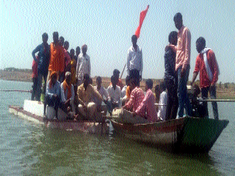 Jaljamadya movement of Bhoi Samaj of Majalgaon | माजलगावात भोई समाजाचे जलसमाधी आंदोलन