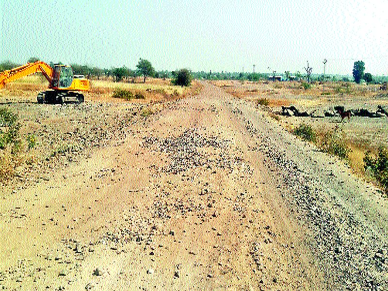  Work of Shirdi airport road was stopped | शिर्डी विमानतळ रस्त्याचे काम रखडले