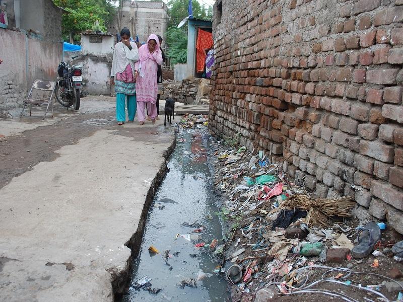 Wastewater sewage into the citizens' house in Jalaj | वाळूजमध्ये नागरिकांच्या घरात शिरले सांडपाणी