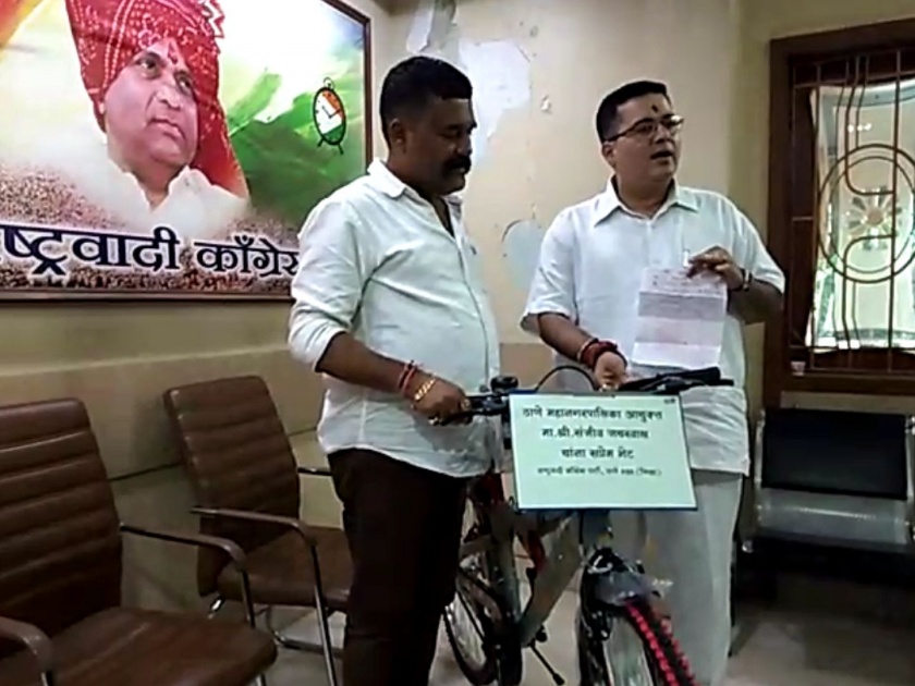 NCP's gifted bicycle to the commissioner who was supporting corruption | भ्रष्टाचाराला पाठीशी घालणाऱ्या आयुक्तांना राष्ट्रवादीकडून सायकल भेट, 'त्या' ठेकेदाराचे नागपूर कनेक्शन 