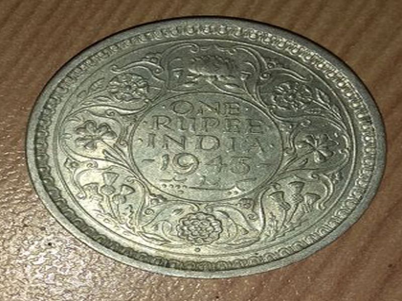 Silver coins discovered in digging in Dhule! | धुळ्यात खोदकाम करतांना सापडली चांदीमिश्रीत नाणी!
