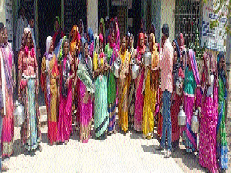 Handa movement in front of Panchsheel women | तालखेडच्या महिलांचे पं.स.समोर हंडा आंदोलन