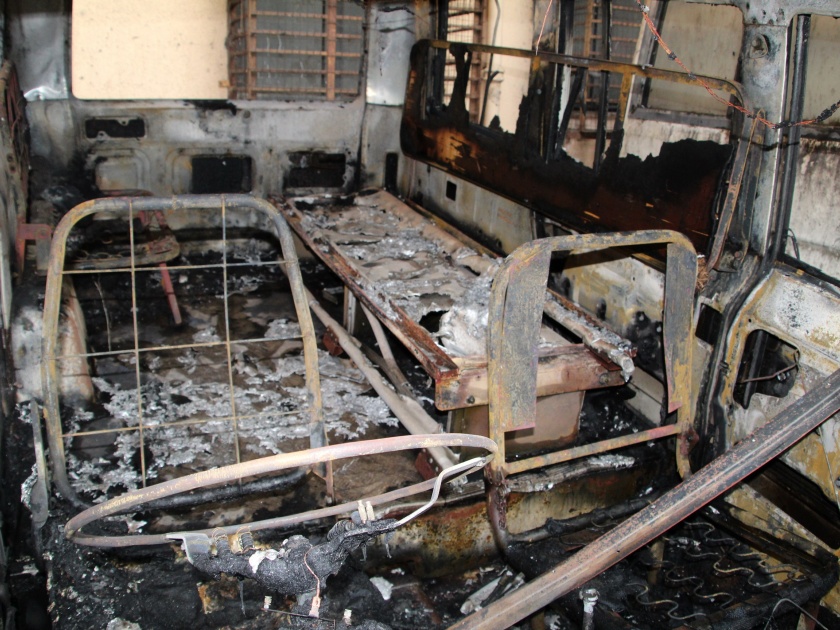 Fire at vehicles in Thane Civil Hospital premises; Four vehicles burnt down | ठाणे सिव्हील हॉस्पिटलच्या आवारात वाहनांना आग; चार वाहने जळून खाक