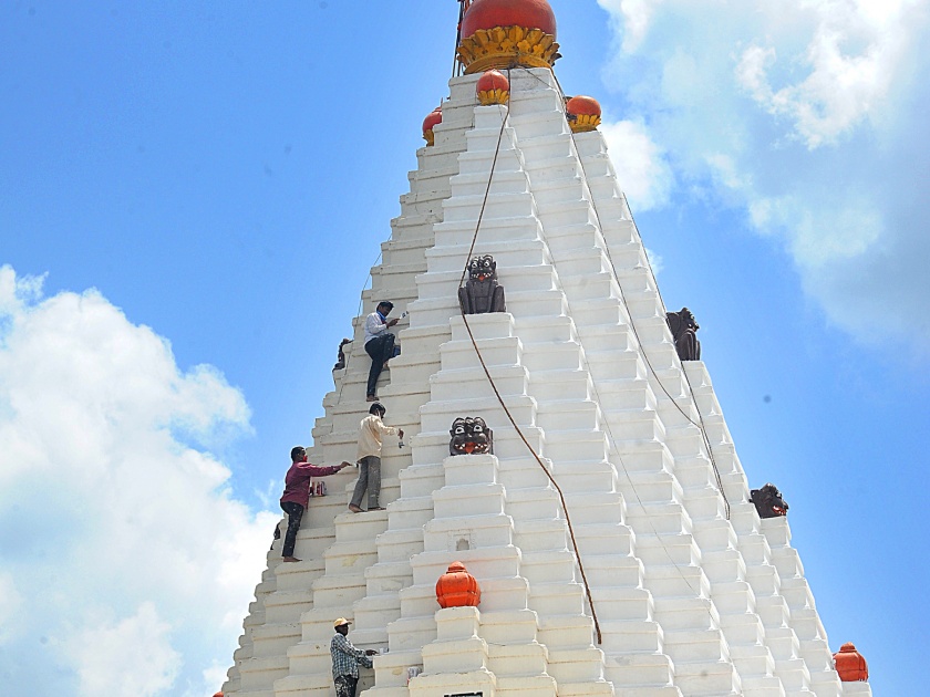 Accelerate Navratri preparations: Colorfulness of the peaks of Ambabai temple | नवरात्रौत्सव तयारीला वेग : अंबाबाई मंदिराच्या शिखरांची रंगरंगोटी