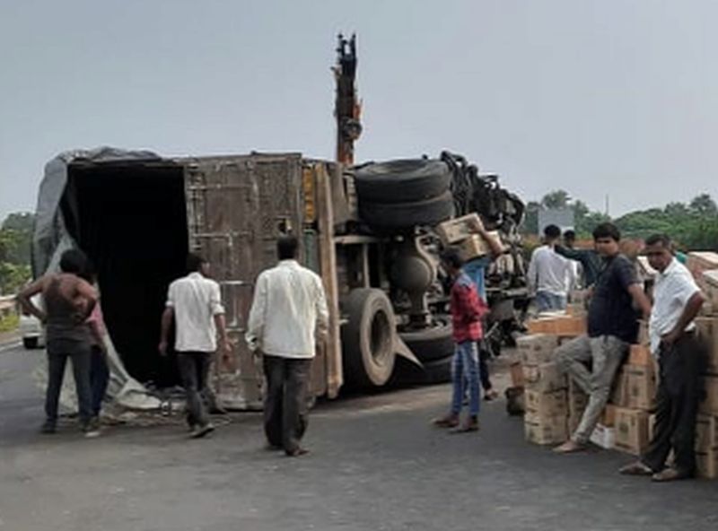 Accident over truck collision on Mumbai-Agra highway | मुंबई-आग्रा महामार्गावर ट्रक उलटून अपघात सोनगीर