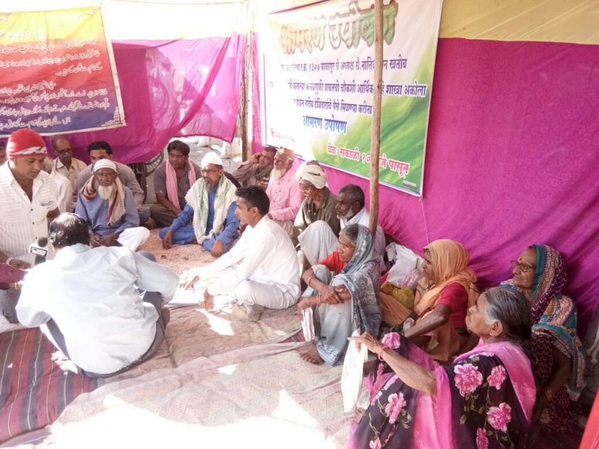 Balapur fast: The health of the three agitaters decreased | बाळापूर नागरी पत संस्थेतील ठेवीदारांचे आंदोलन; तीन उपोषणकर्त्यांची  प्रकृती खालावली