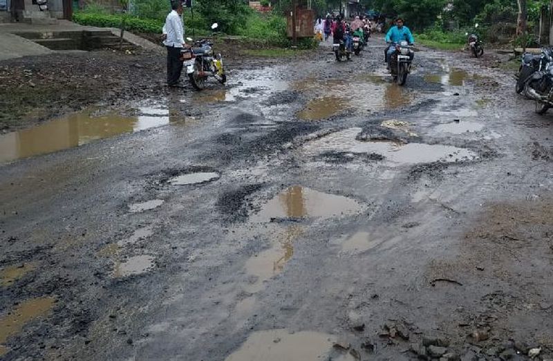 Roads in Achalpur-backyard have risen to the death of citizens | अचलपूर-परतवाड्यातील रस्ते उठलेत नागरिकांच्या जिवावर