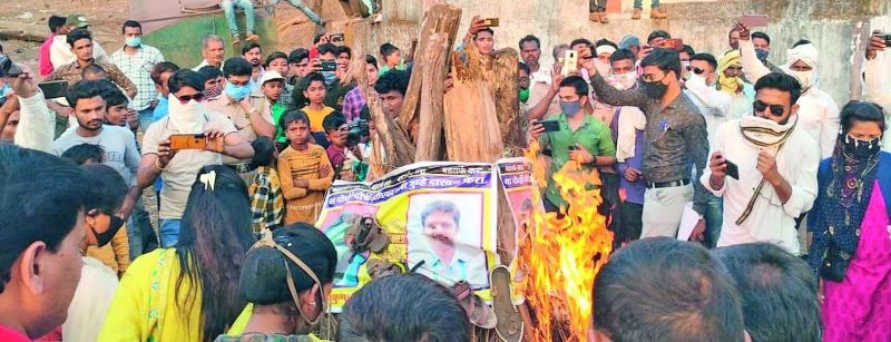 Vinod Shivkumar Bala, burning of Reddy's poster | विनोद शिवकुमार बाला, रेड्डींच्या पोस्टरचे दहन