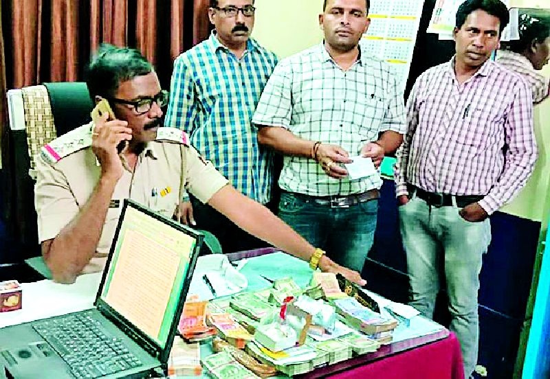 8 lakh seized from Vidarbha Express | विदर्भ एक्स्प्रेसमधून आठ लाख जप्त