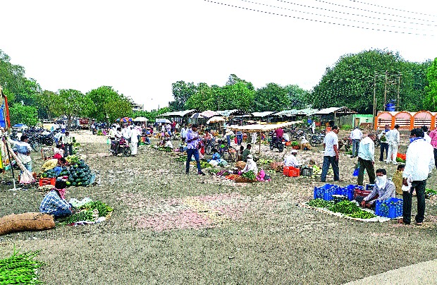 Deola, Nandgavi Social Distance in Vegetable Market | देवळा, नांदगावी भाजीबाजारात सोशल डिस्टन्सिंग