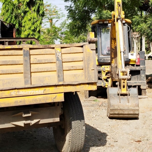 4 tractors, one JCB seized in Nagzari | नागझरीमध्ये ४ ट्रॅक्टर, एक जेसीबी जप्त