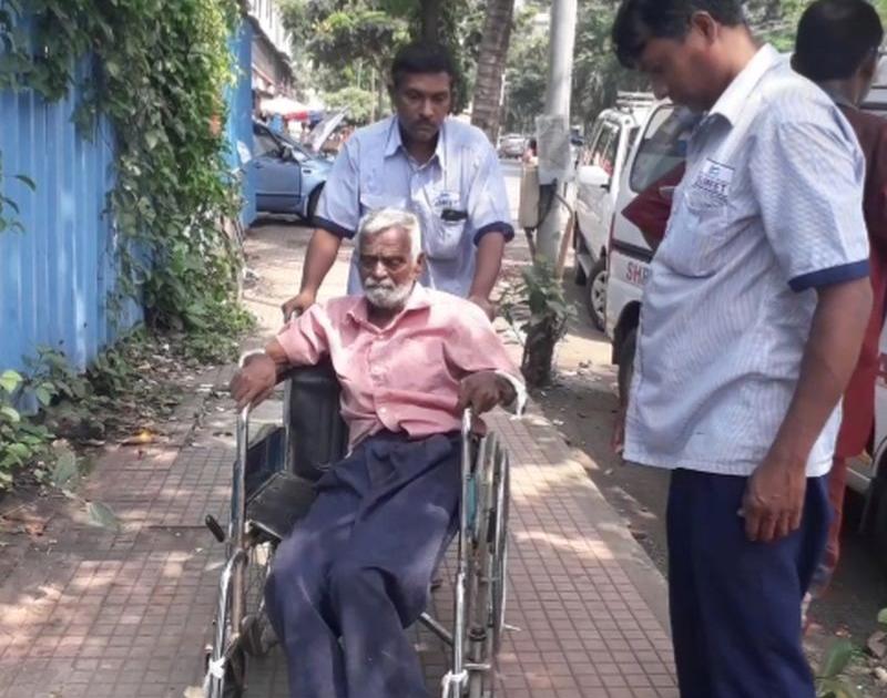 elderly patient is thrown directly on the footpath in Bhainder | माणुसकीला काळीमा...भार्इंदरमध्ये वृद्ध रुग्णाला थेट फुटपाथवर फेकले
