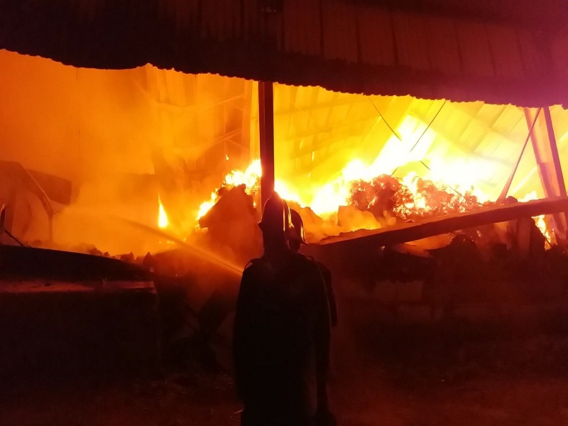 Fire brigade compound and warehouse warehouses in Kalwar | भिवंडीत भंडारी कंपाऊण्ड व कालवार येथील भंगाराची गोदामांना आग
