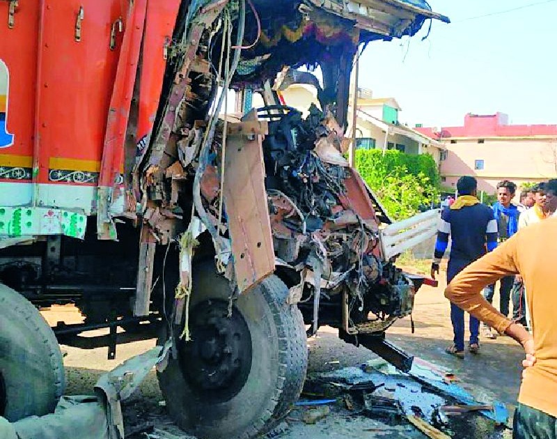Accident at Kondha, two serious | कोंढा येथे अपघात, दोन गंभीर
