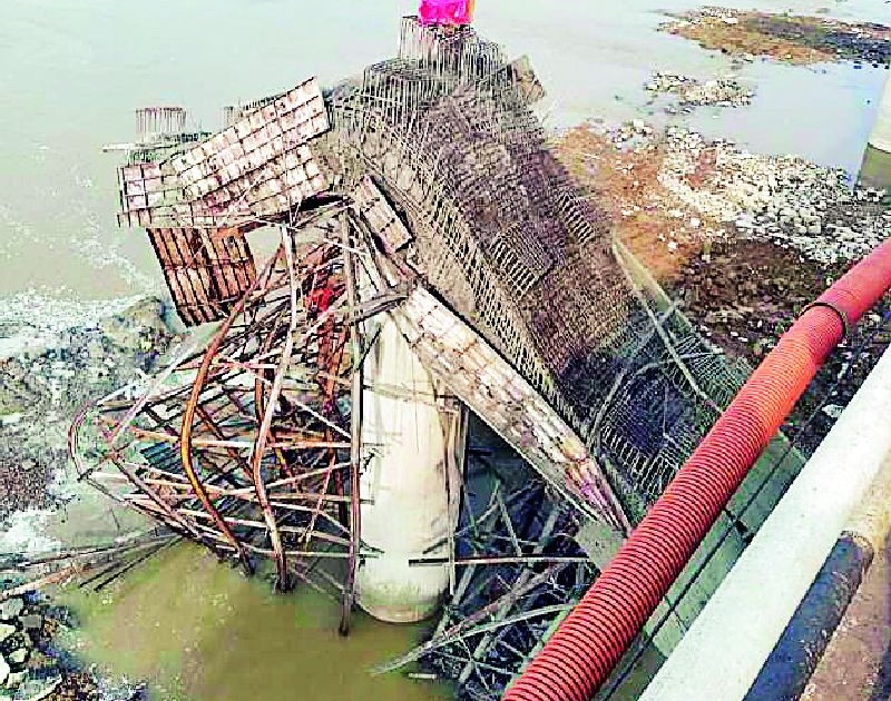 The pillar of the bridge under construction on Waingange collapsed | वैनगंगेवरील निर्माणाधीन पुलाचा पिलर कोसळला
