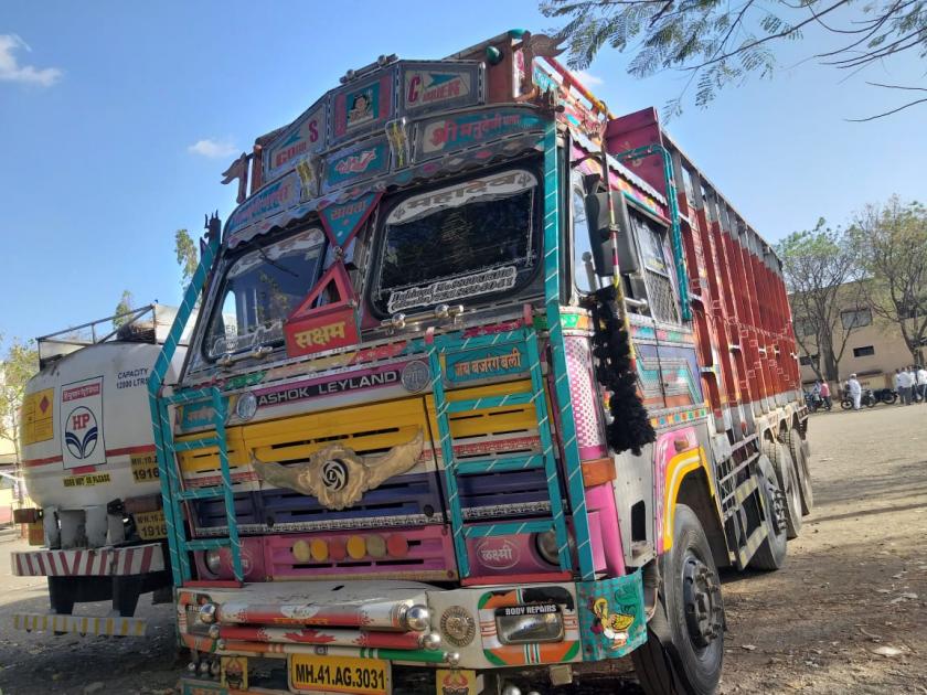 Elderly seriously injured after being caught under the truck at Mangalore | मंगरुळ येथे ट्रकखाली सापडून वृद्ध गंभीर जखमी