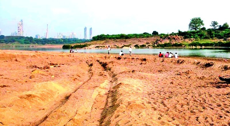 Sand subsidence threatens the survival of the life-giving Wardha River | वाळू उपशामुळे जीवनदायिणी वर्धा नदीचे अस्तित्व धोक्यात