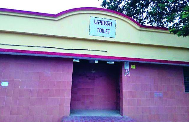 Toilets lock at Nagbhid railway station | नागभीड रेल्वे स्थानकावरील शौचालय कुलूपबंद