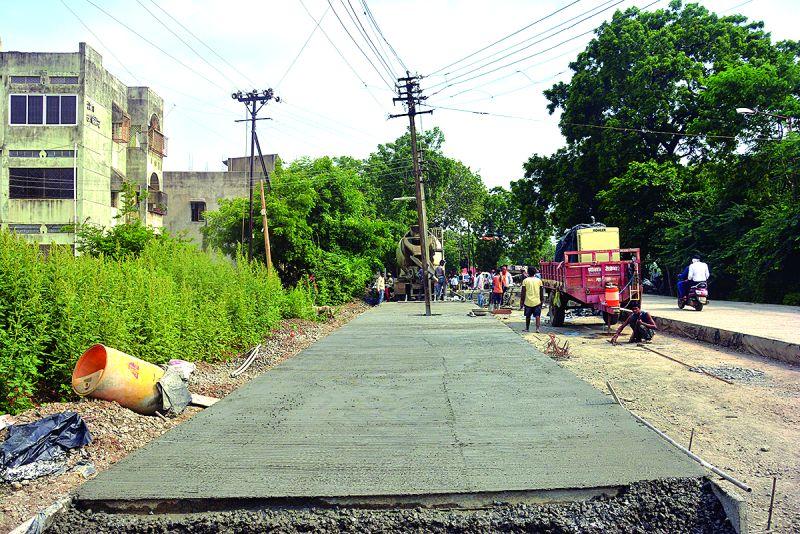 Construction of Government Gardens to Kholeshwar Road; Electrical poles in the middle of the road | सरकारी बगिचा ते खोलेश्वर रस्त्याचे निर्माण; रस्त्याच्या मधोमध विद्युत खांब कायम