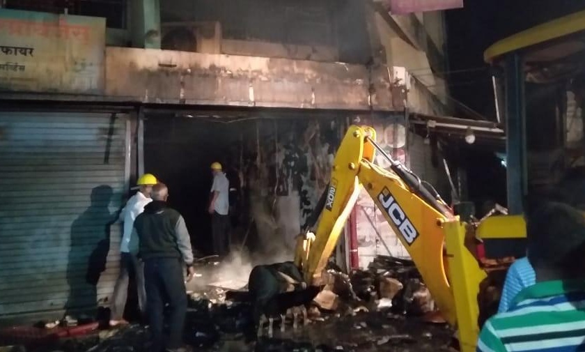 Hardware store fire at Health Temple in Ratnagiri | रत्नागिरीतील आरोग्य मंदिर येथे हार्डवेअरच्या दुकानाला आग