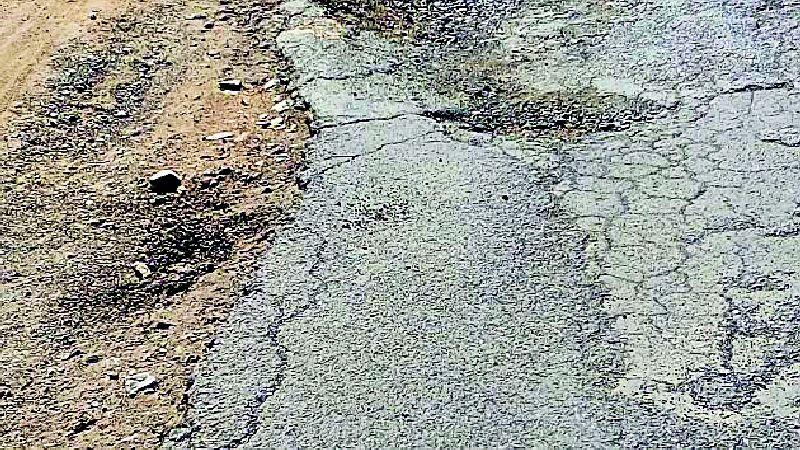 Ashti-Chandrapur road in pothole | आष्टी-चंद्रपूर मार्ग खड्ड्यात