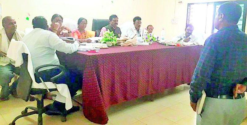 Meeting of Ghajli departments on housing fund and farmers' issues | घरकूल निधी व शेतकऱ्यांच्या प्रश्नांवर गाजली विभागांची सभा
