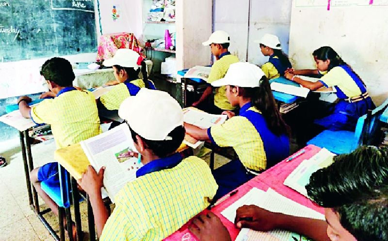 Education on projector in Bodalbodi School | प्रोजेक्टरवर शिक्षण देणारी शाळा बोदलबोडी