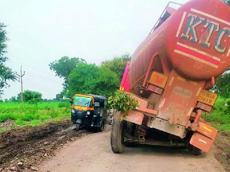 Sorry condition of Rajura-Adilabad National Highway | राजुरा-आदिलाबाद राष्ट्रीय महामार्गाची केविलवाणी अवस्था