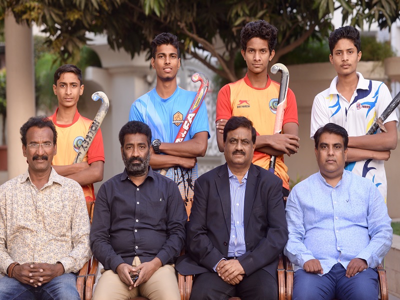 Aurangabad players leave for state hockey selection test | राज्य हॉकी निवड चाचणीसाठी औरंगाबादचे खेळाडू रवाना