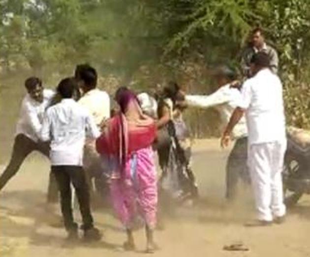 District president of BJP Kisan Morcha hits women | भाजप किसान मोर्चाच्या जालना जिल्हाध्यक्षांची महिलांना मारहाण