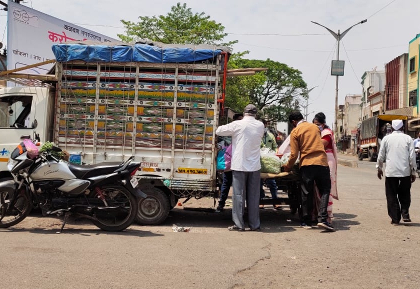 Sale of vegetables in different areas in Kalwan | कळवणमध्ये विविध भागात भाजीपाला विक्री