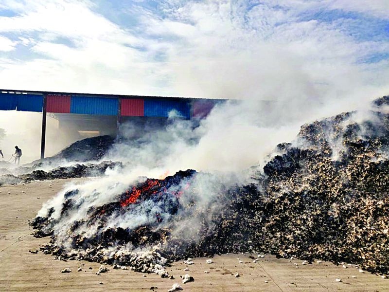 500 quintals of cotton burnt in the fire | ५०० क्विंटल कापूस आगीत भस्मसात